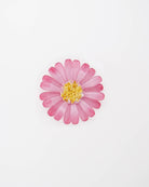 broche en forme de marguerite et de couleur rose