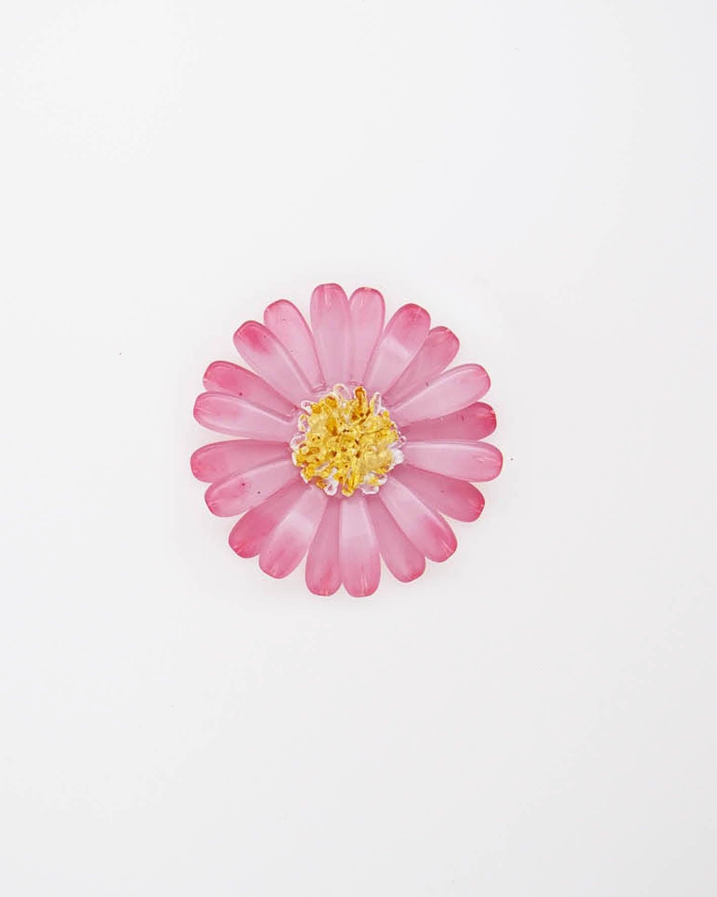 broche en forme de marguerite et de couleur rose