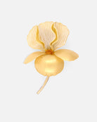 broche effet satin en forme de fleur d'iris de couleur dorée et ivoire