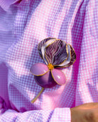 all-groups Broche bijou violette sur chemise a carreaux vichy rose