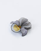 Petite broche bijou en fleur d'iris grise