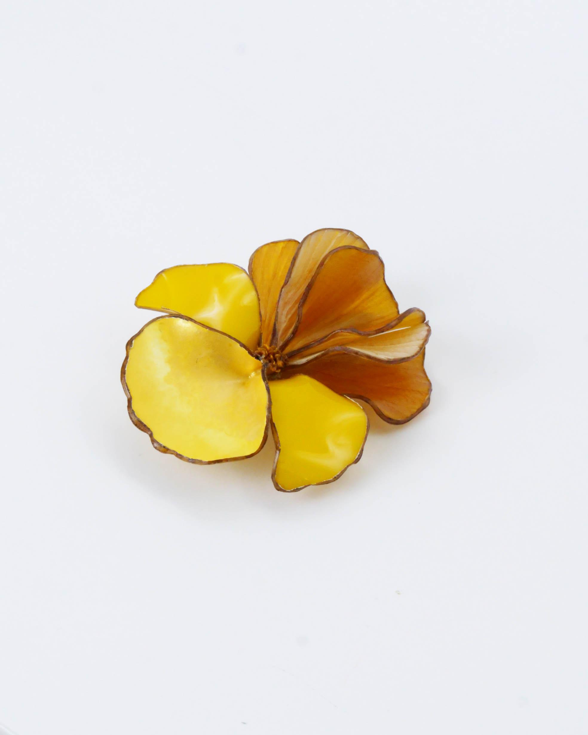 Broche yvette petit modèle de couleur jaune