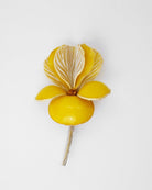 broche fleurie iris jaune vif et tige dorée