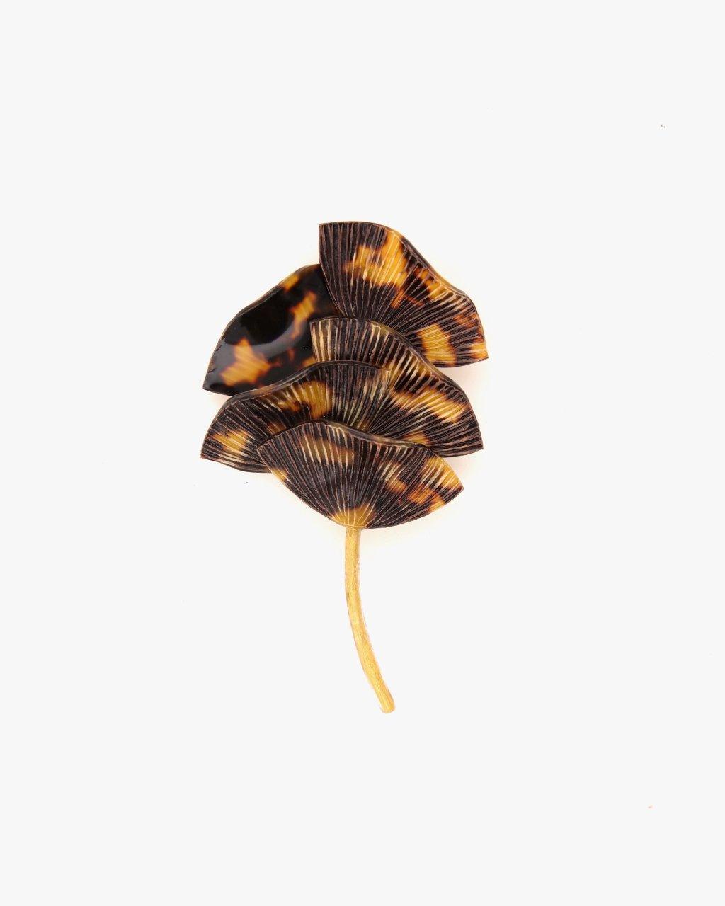 Broche Ebisu motif leopard et tige en or