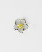 broche blanche forme fleur Tuba 