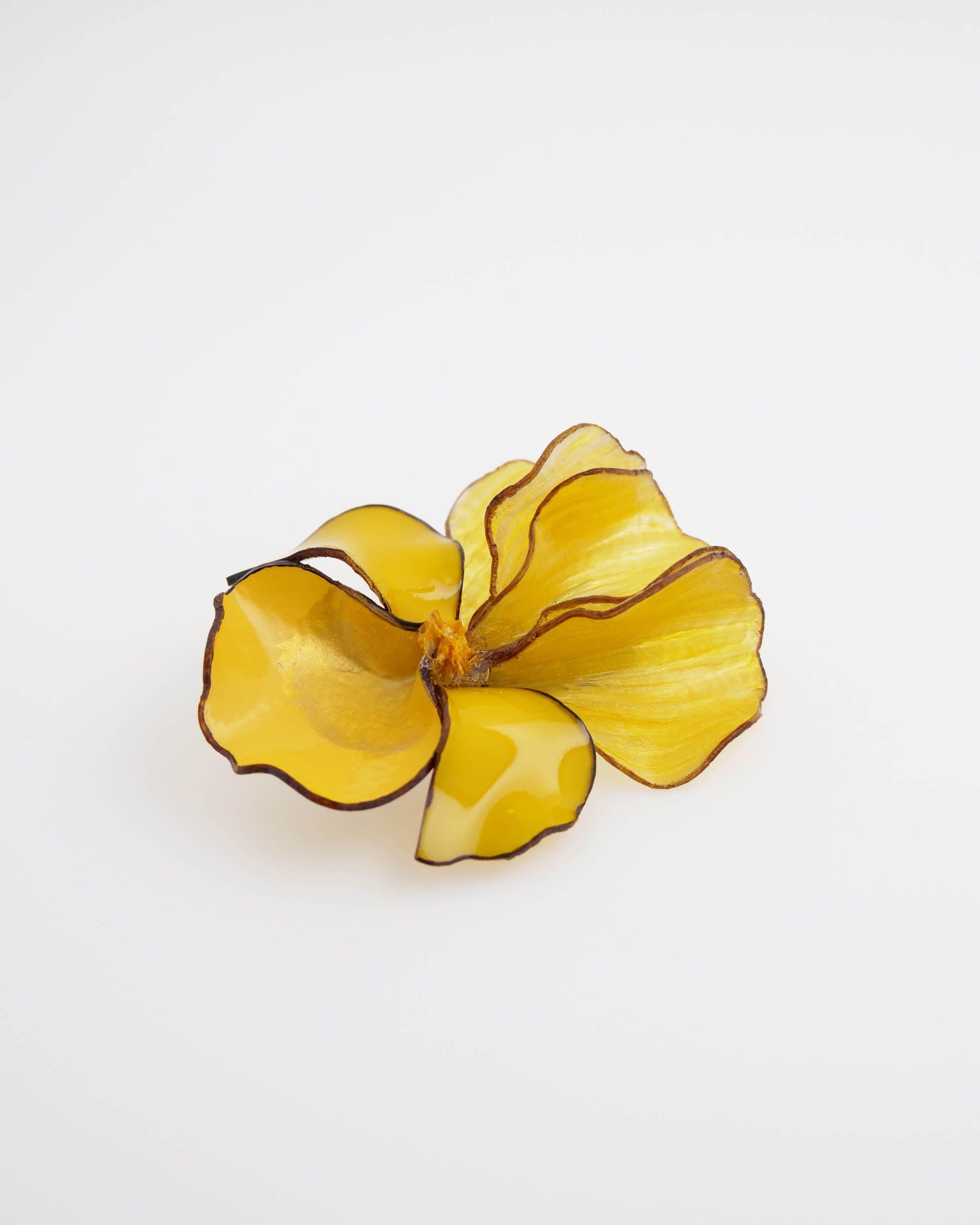 Grande broche yvette jaune en forme de fleur 