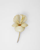 broche iris couleur ivoire avec tige en feuilles d'or