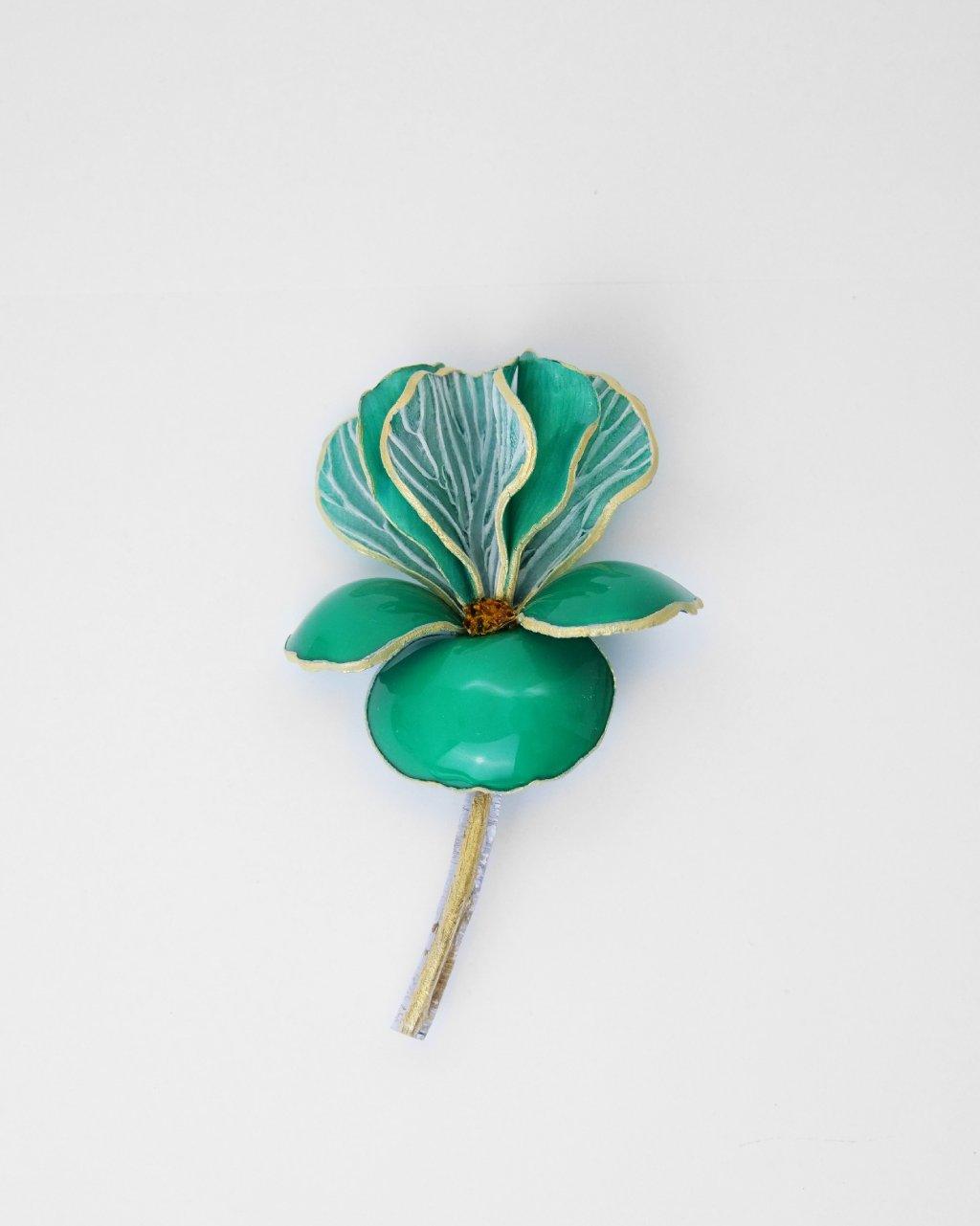 broche fleur iris vert emeraude effet satin avec tige en or 