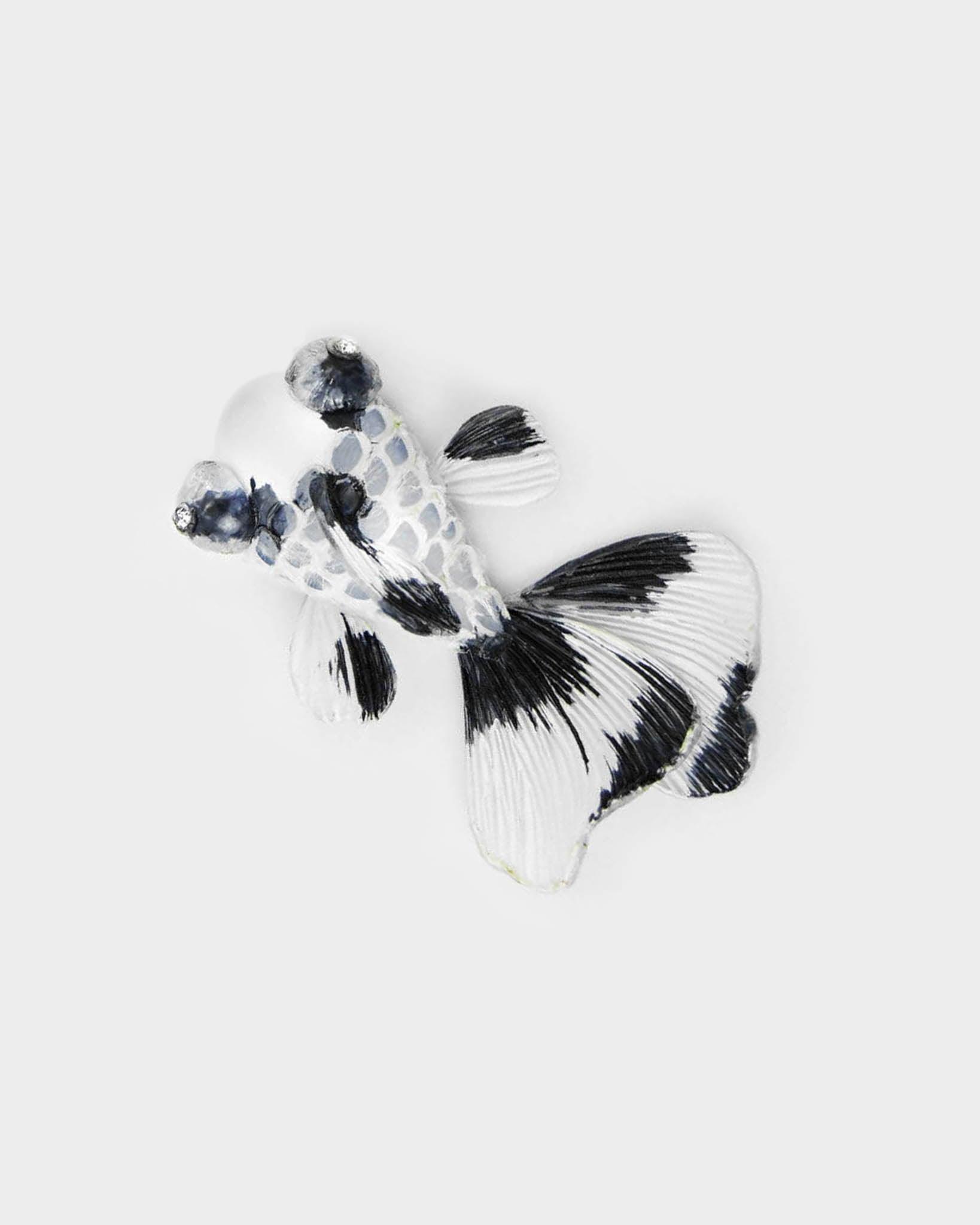 Broche poisson de couleur blanc avec taches noires 