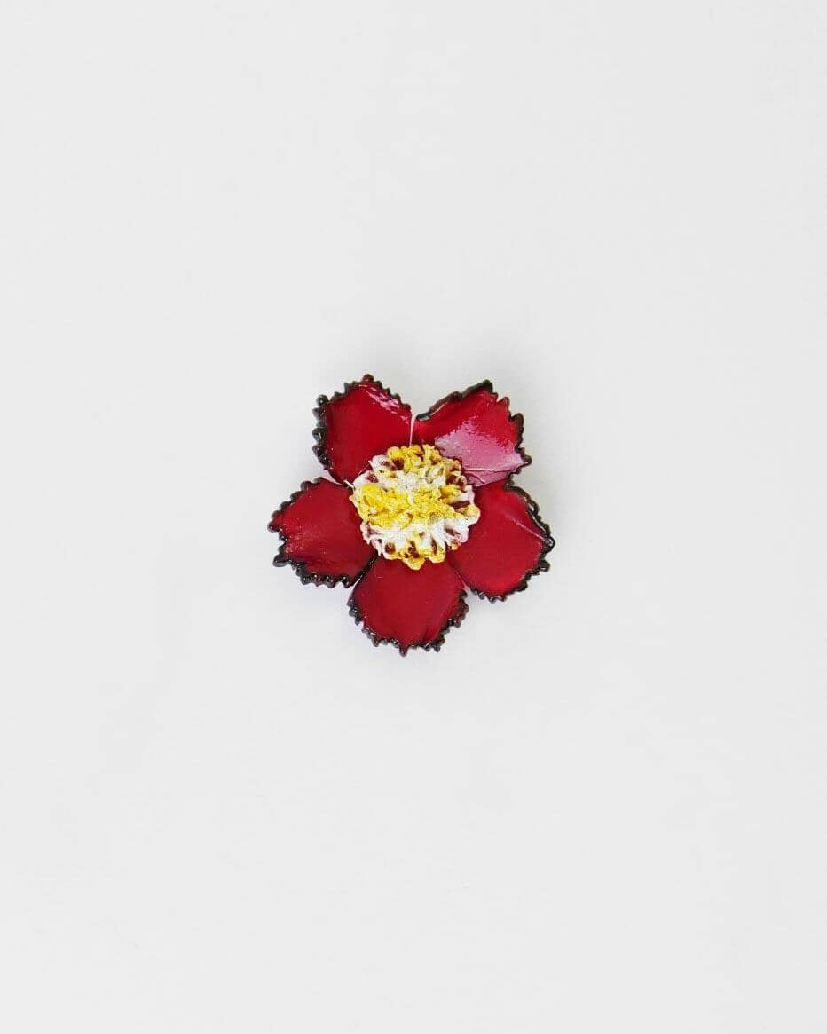 broche fleurie de couleur rouge et composée de 5 pétales