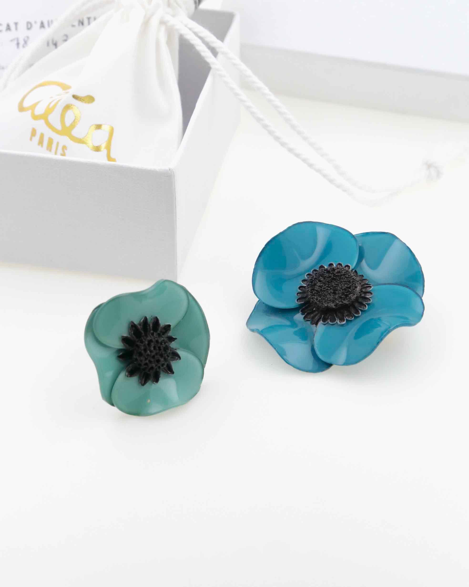 Coffret cadeau avec une broche et une bague bleu turquoise