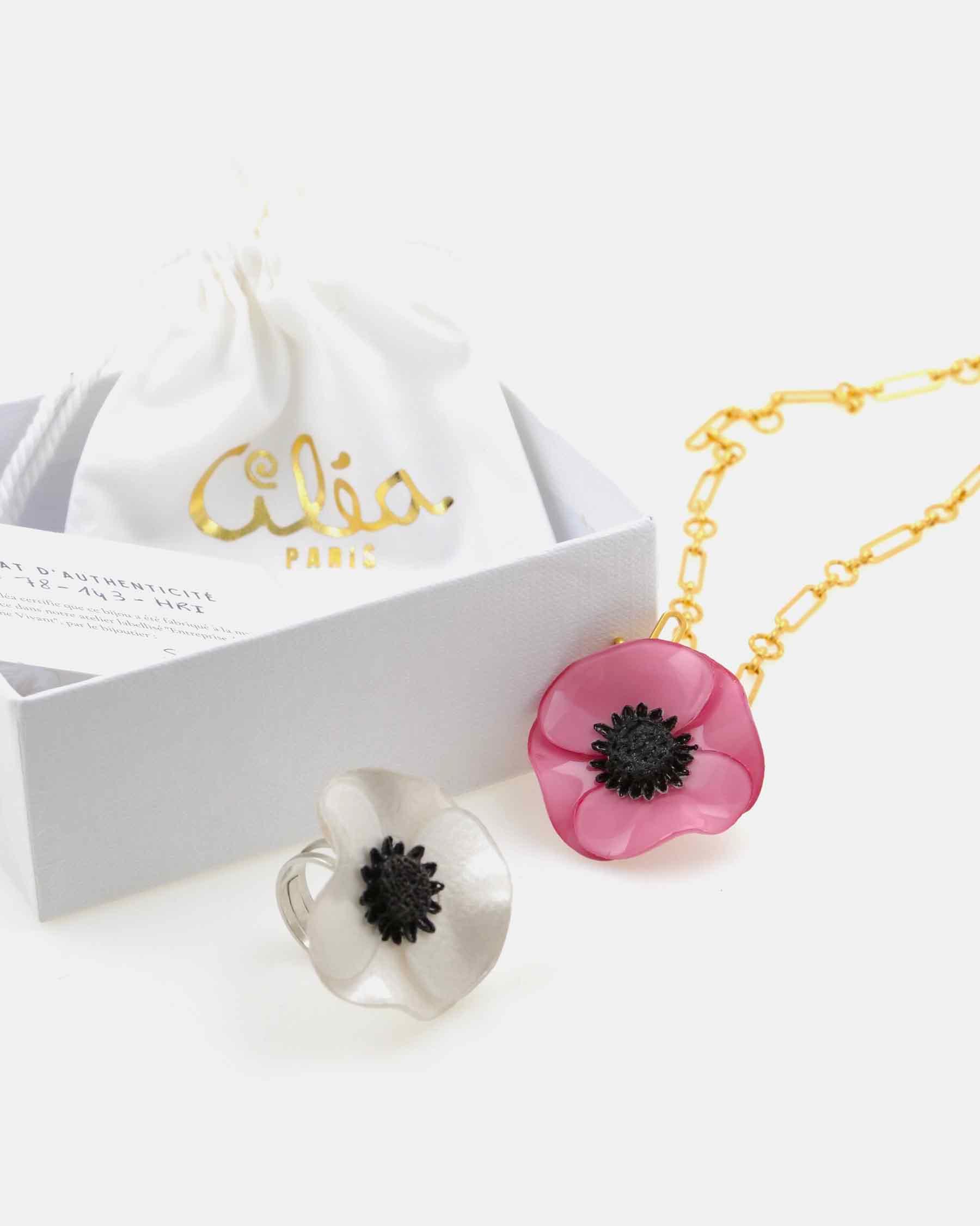 Coffret cadeau composé d'une bague blanc nacré et un pendentif rose 