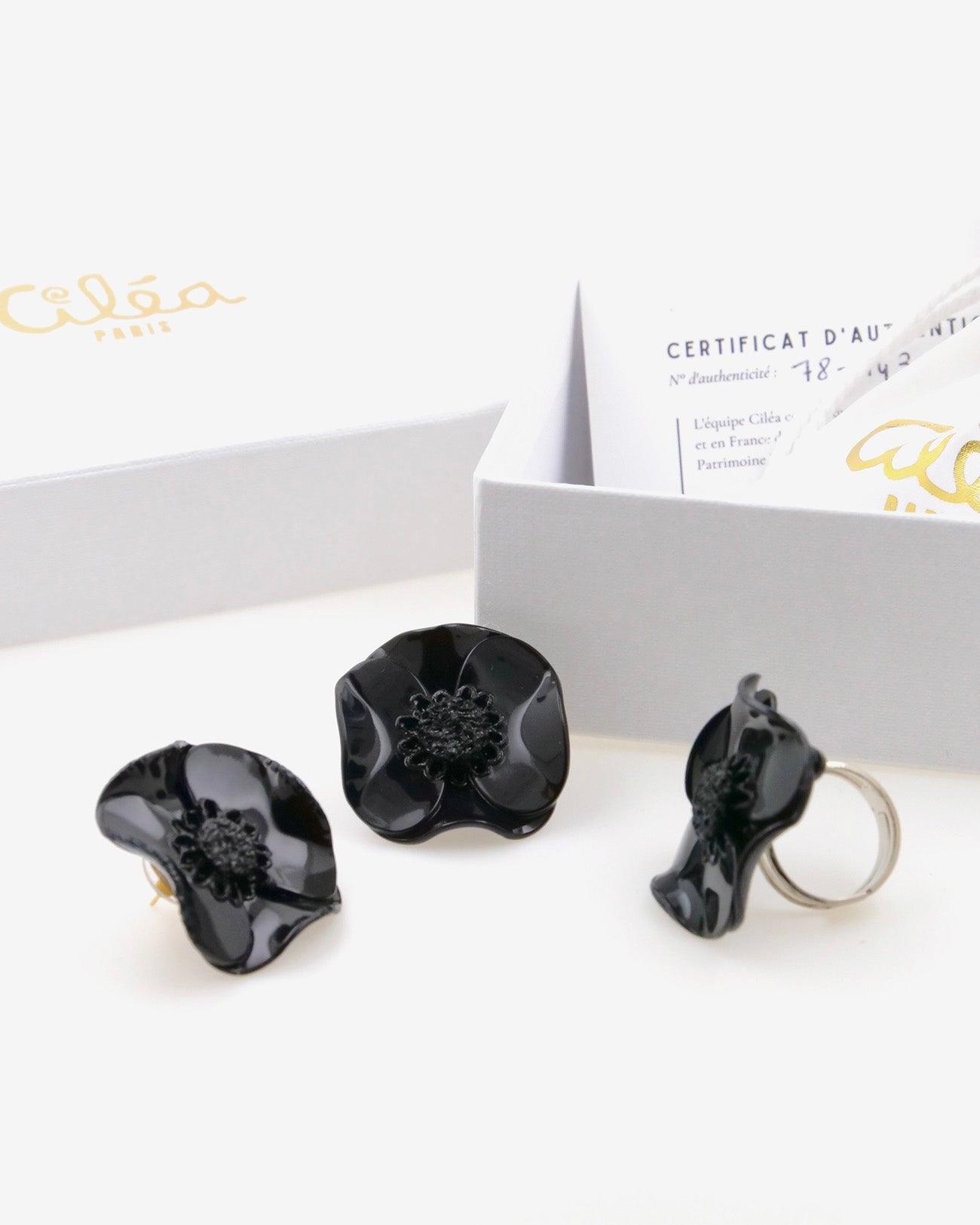 Boucles d'oreilles et bague noires dans un coffret 