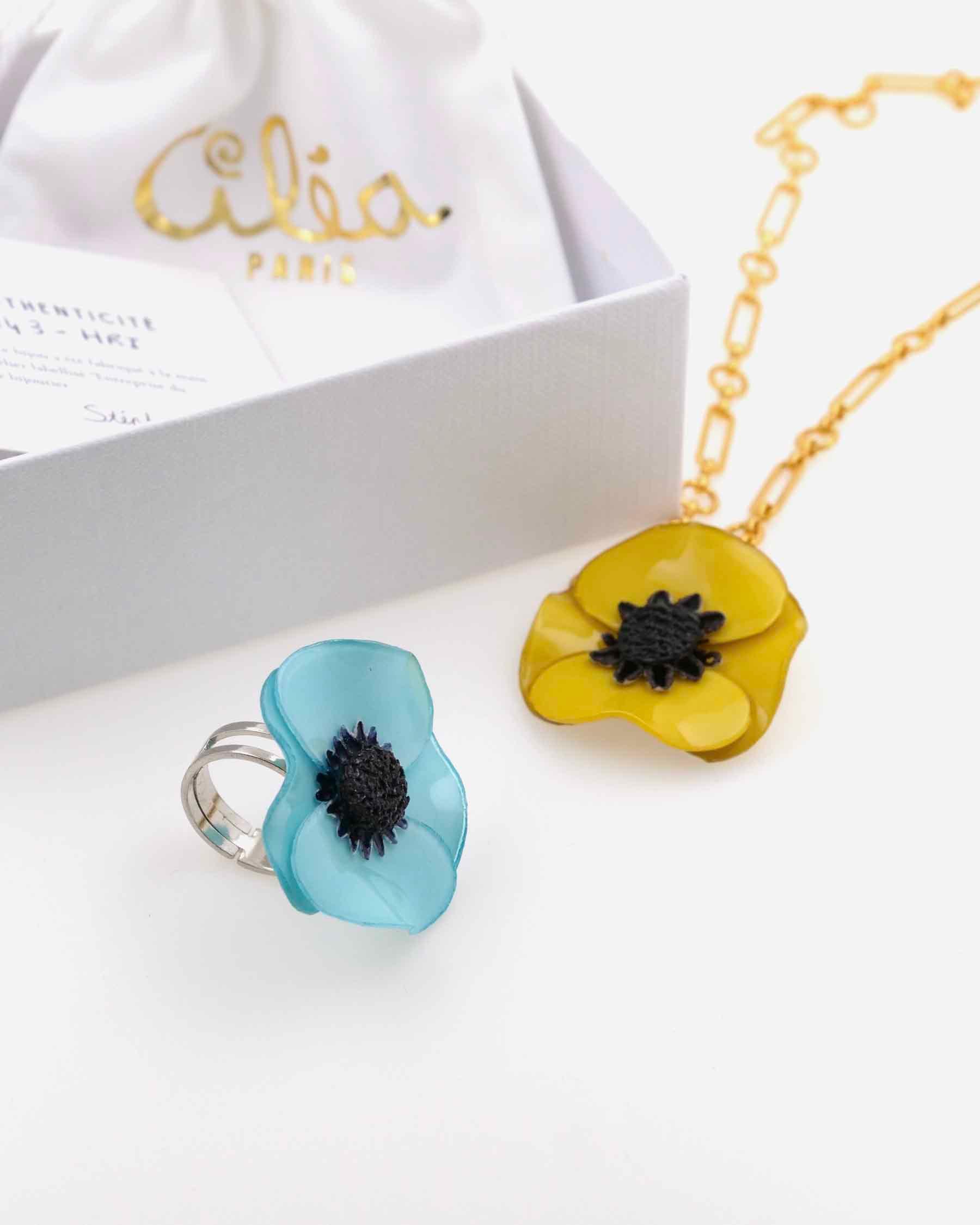 Coffret personnalisé avec une bague bleue et un pendentif vert clair 