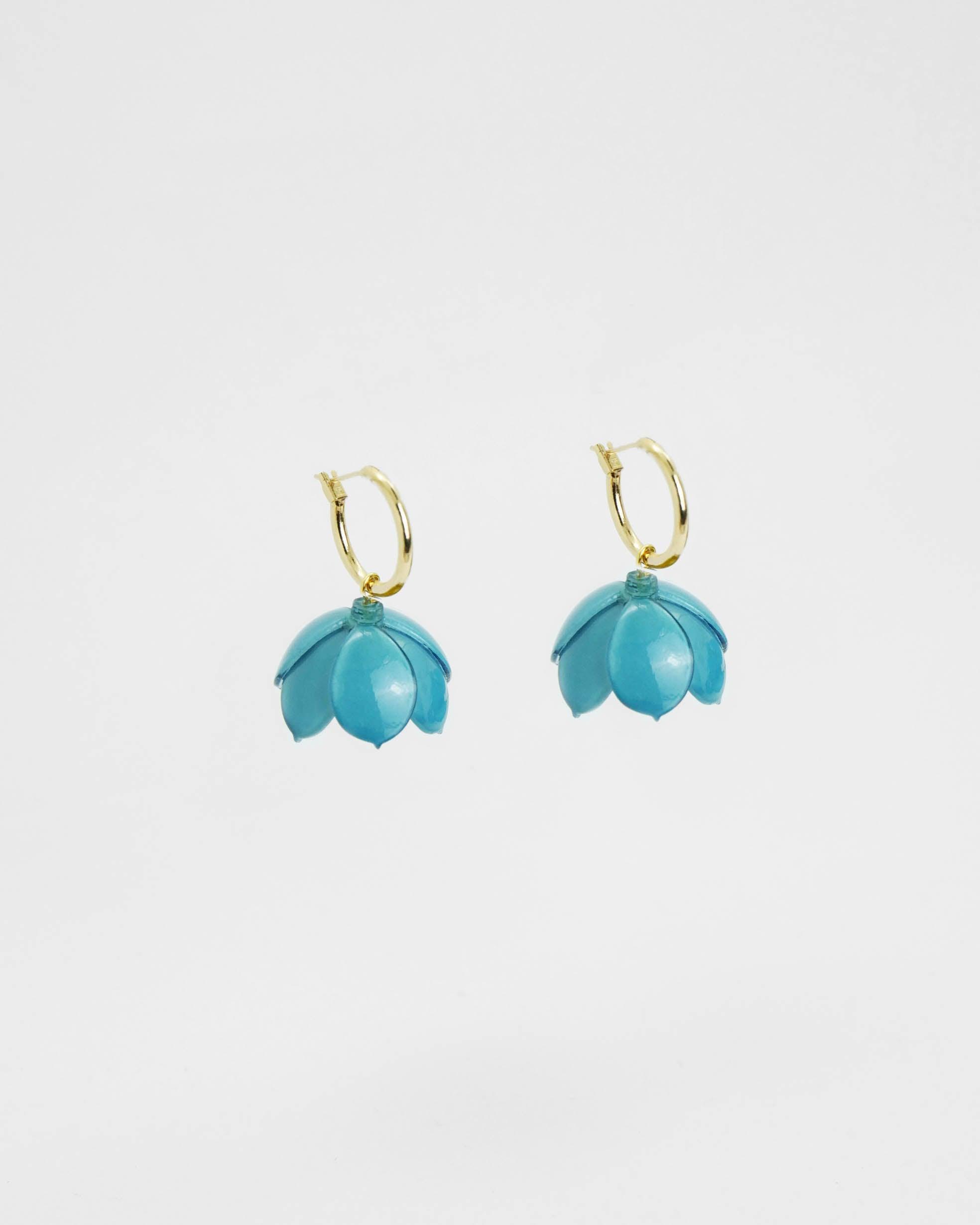 Petites boucles d'oreilles bleues avec créoles en plaqué or