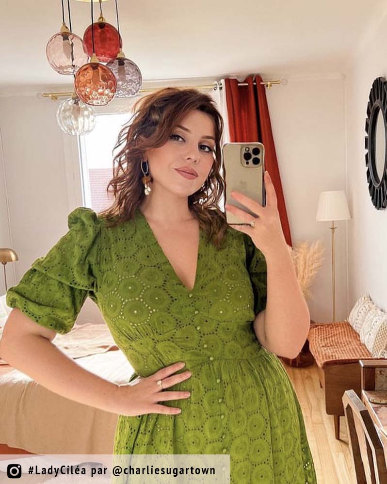 femme avec robe vert et boucles d'oreilles créoles