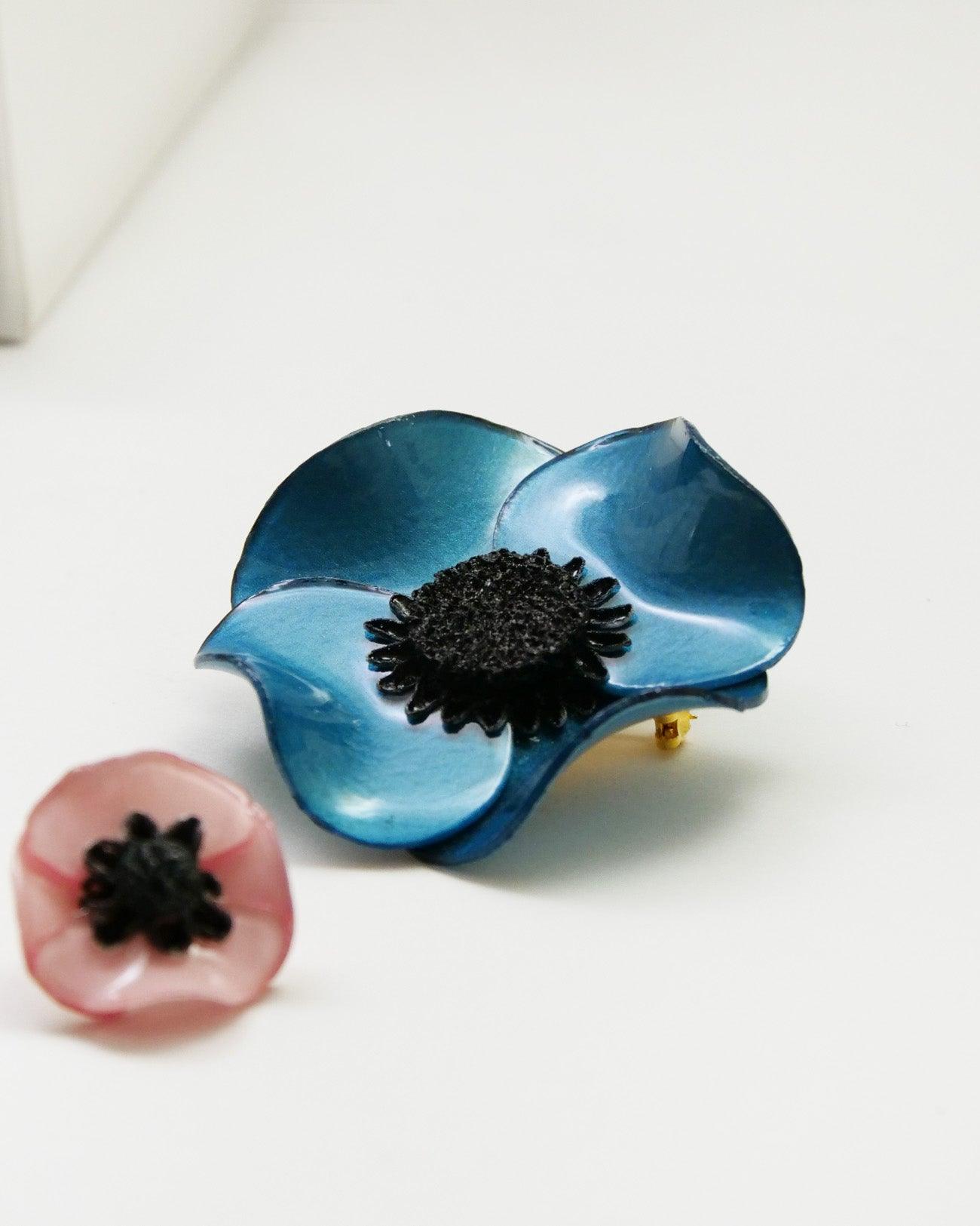 Focus petite broche anemone bleu irisé 