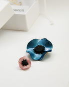 Coffret avec une broche bleu et un petit pin's rose 