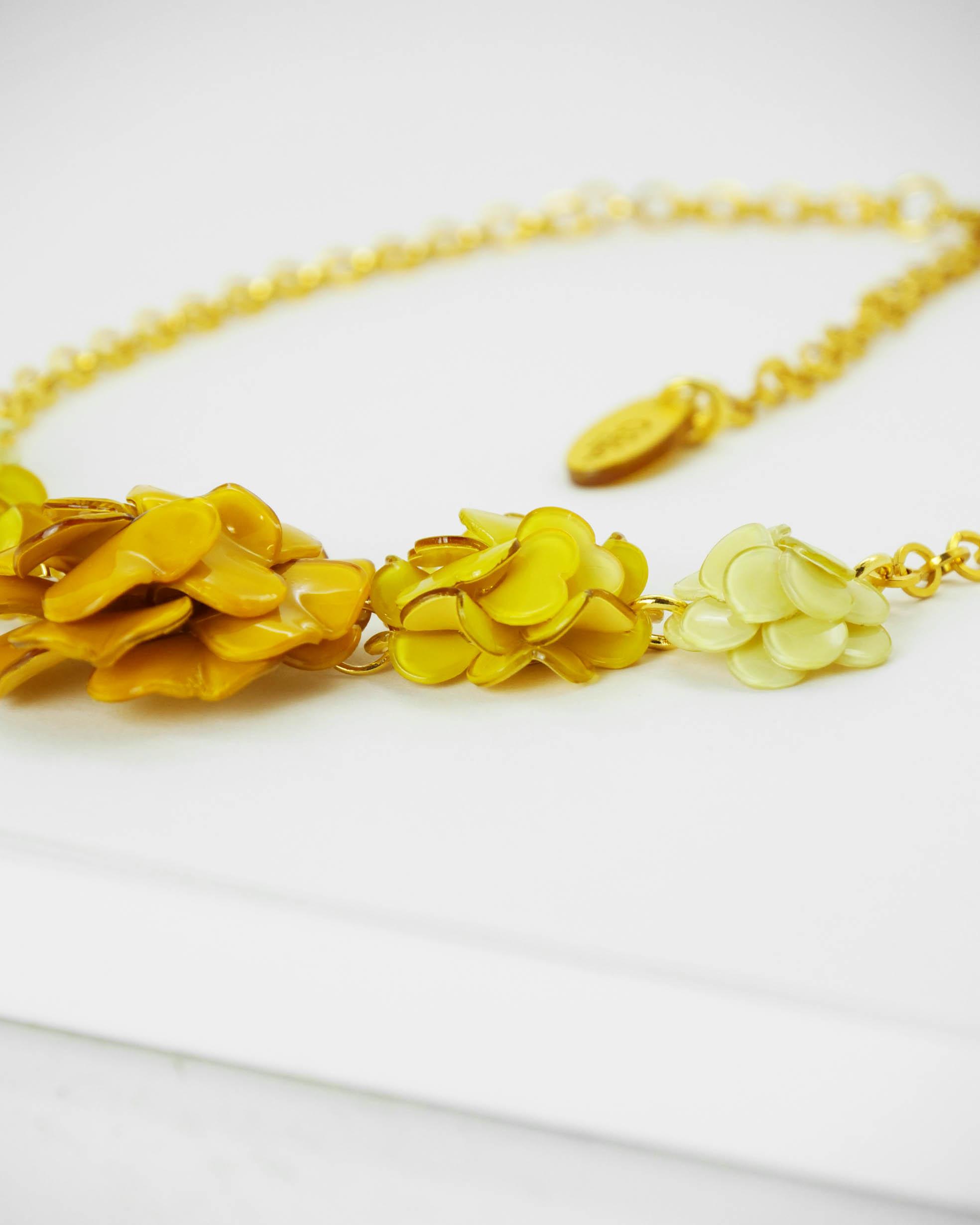 all-groups Détails d'un collier fleurs jaune