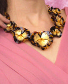 Femme portant un collier maxi fleurs motif léopard