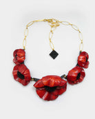 Collier fantaisie composé de 5 fleurs rouges et une chaine