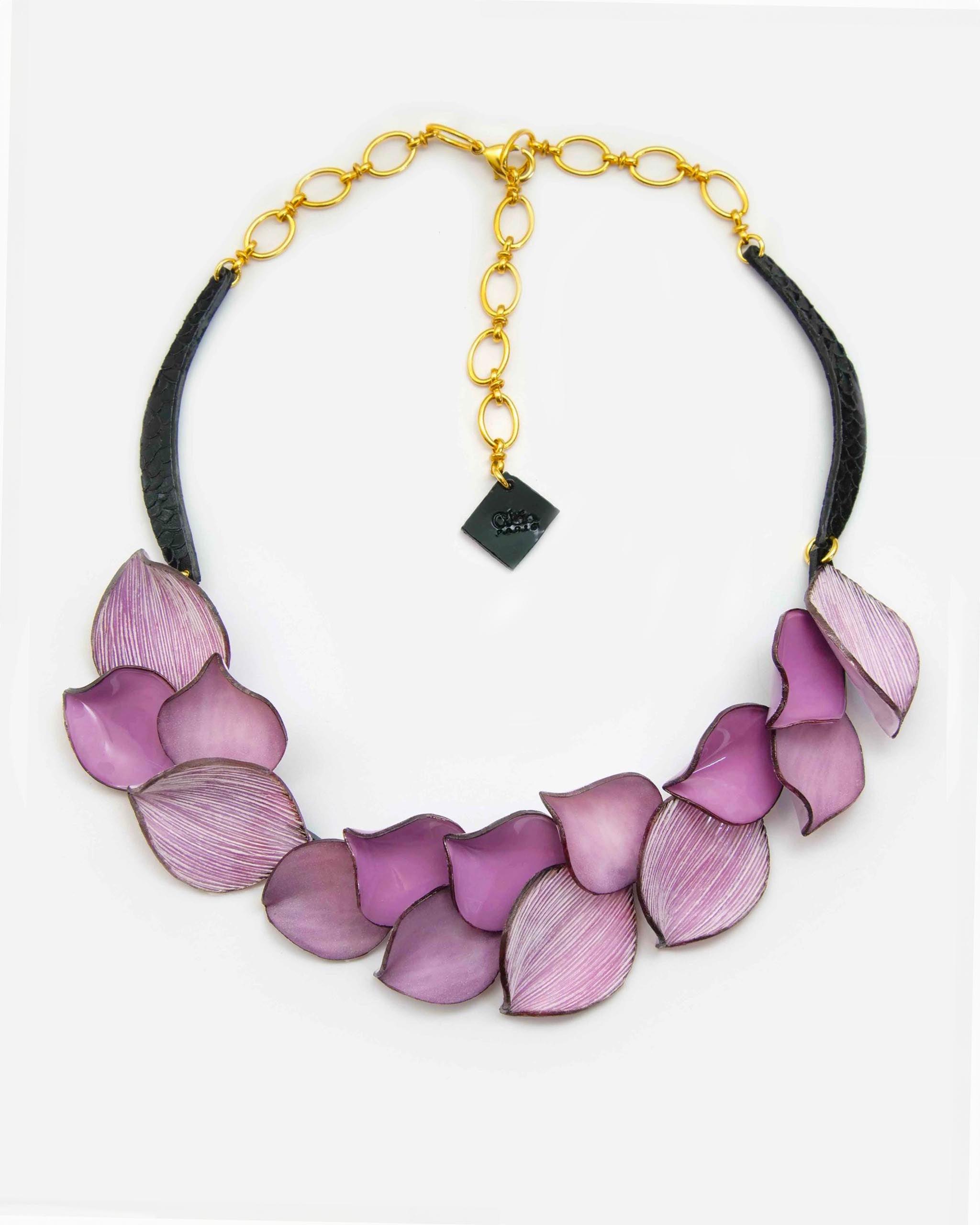 Collier zora fantaisie composé de pétales velours et satin, de couleur violet