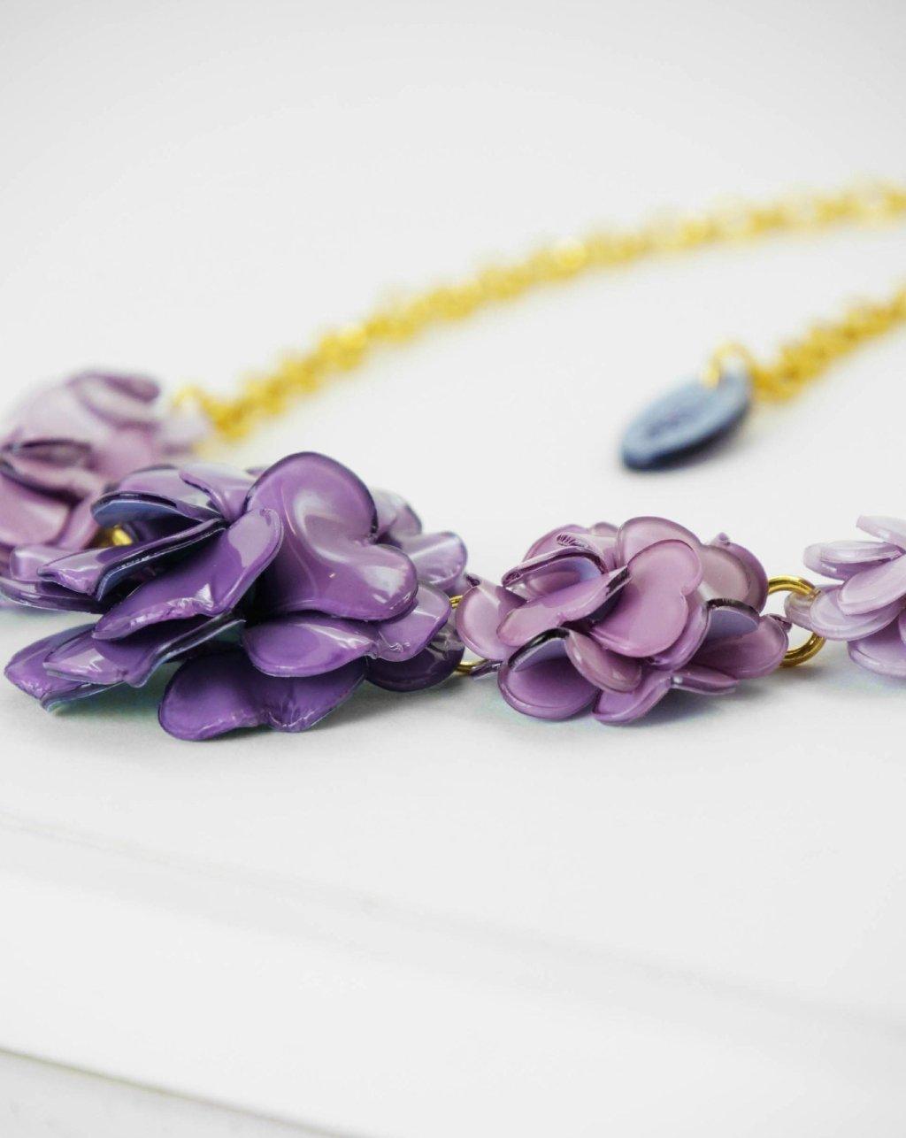 all-groups Détails d'un collier violet avec chaine dorée