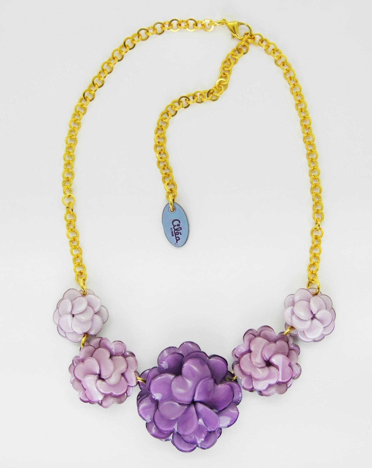 Collier violet fleurs sur fond blanc