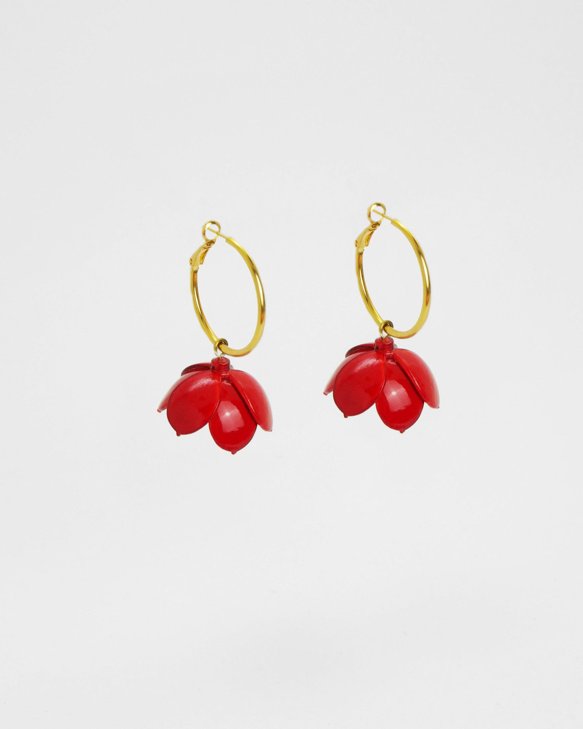 Accessoire bijou mariage : boucles d’oreilles florales élégantes rouges