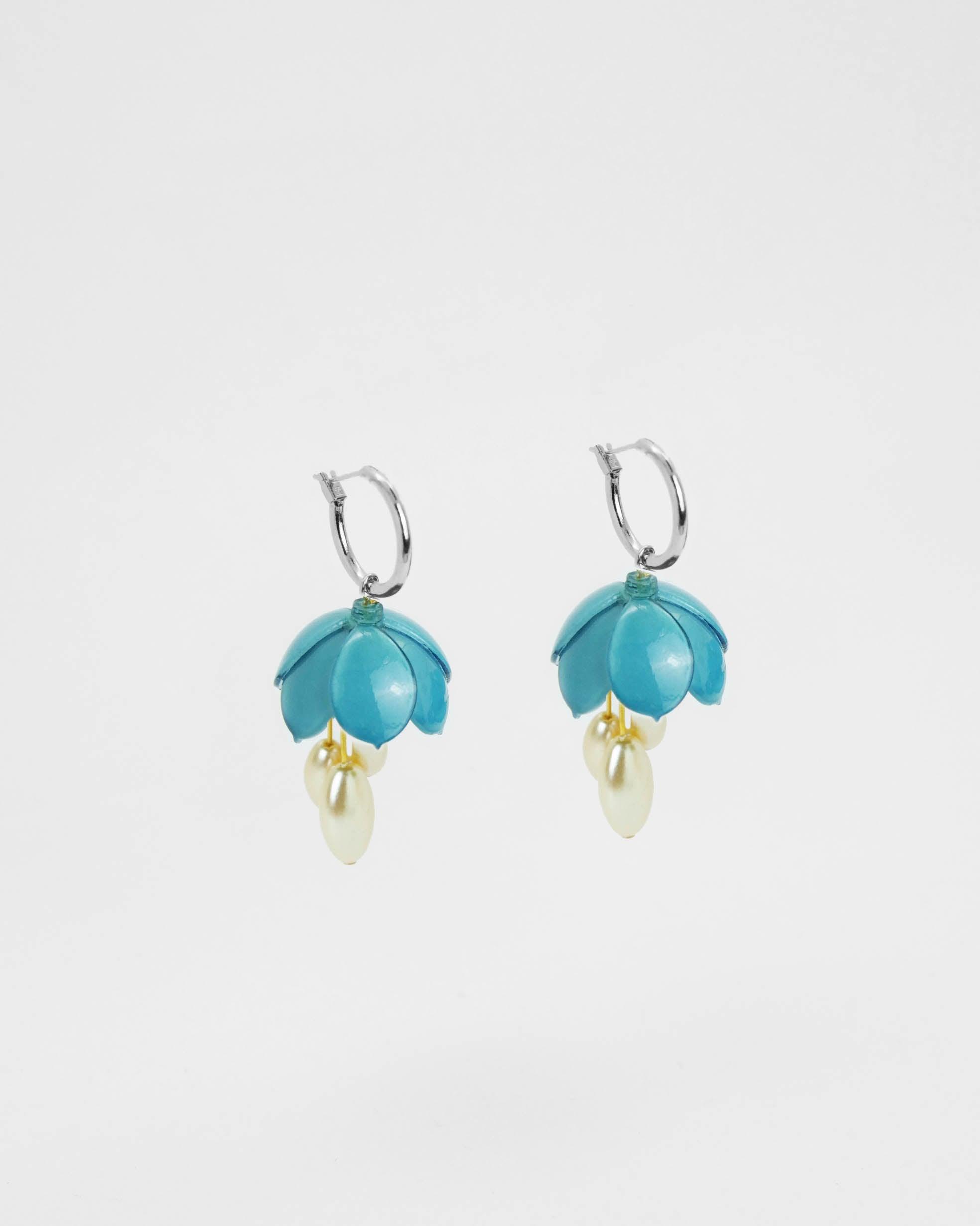 Boucles d'oreilles créoles avec fleur bleue et perles pendantes