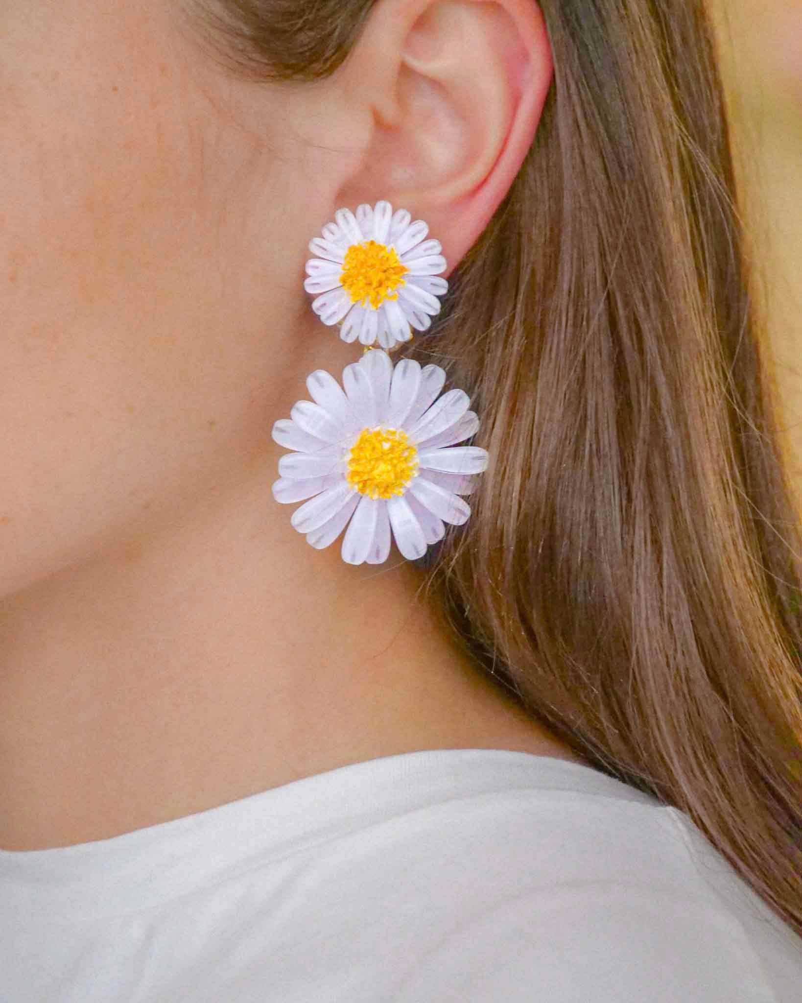 Grandes boucles d'oreilles marguerites pendantes 