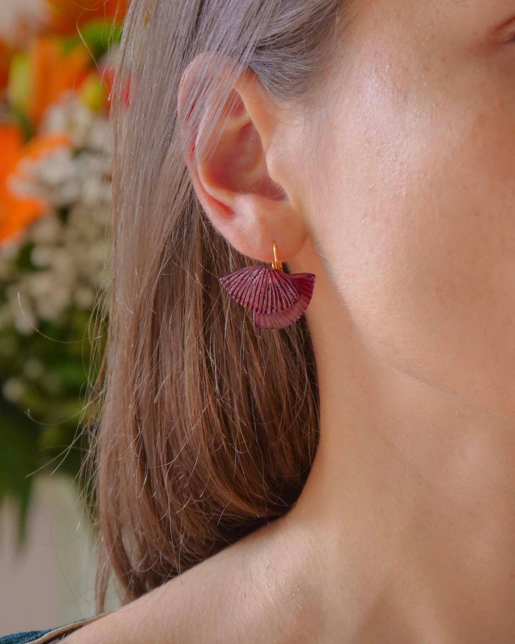 Petites boucles d'oreilles ebisu rouges portées