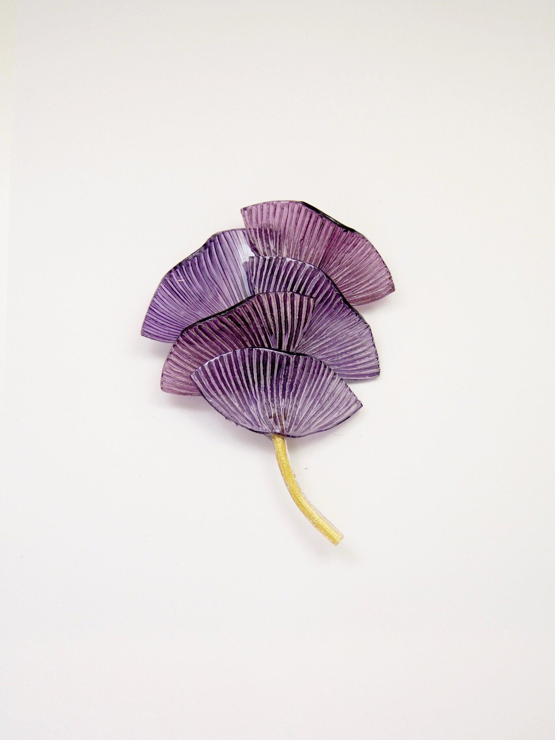 broche violette avec plusieurs feuilles et une tige d'or