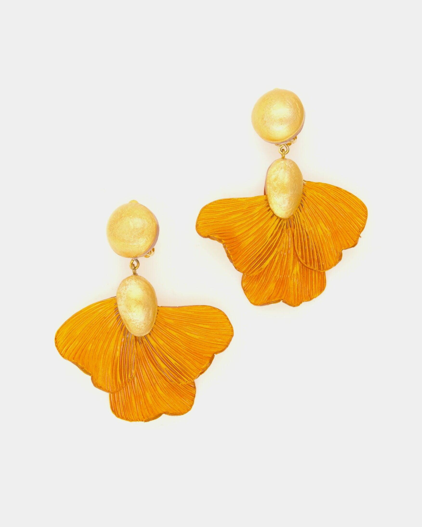 boucles d'oreilles longues oranges avec un cabochon doré