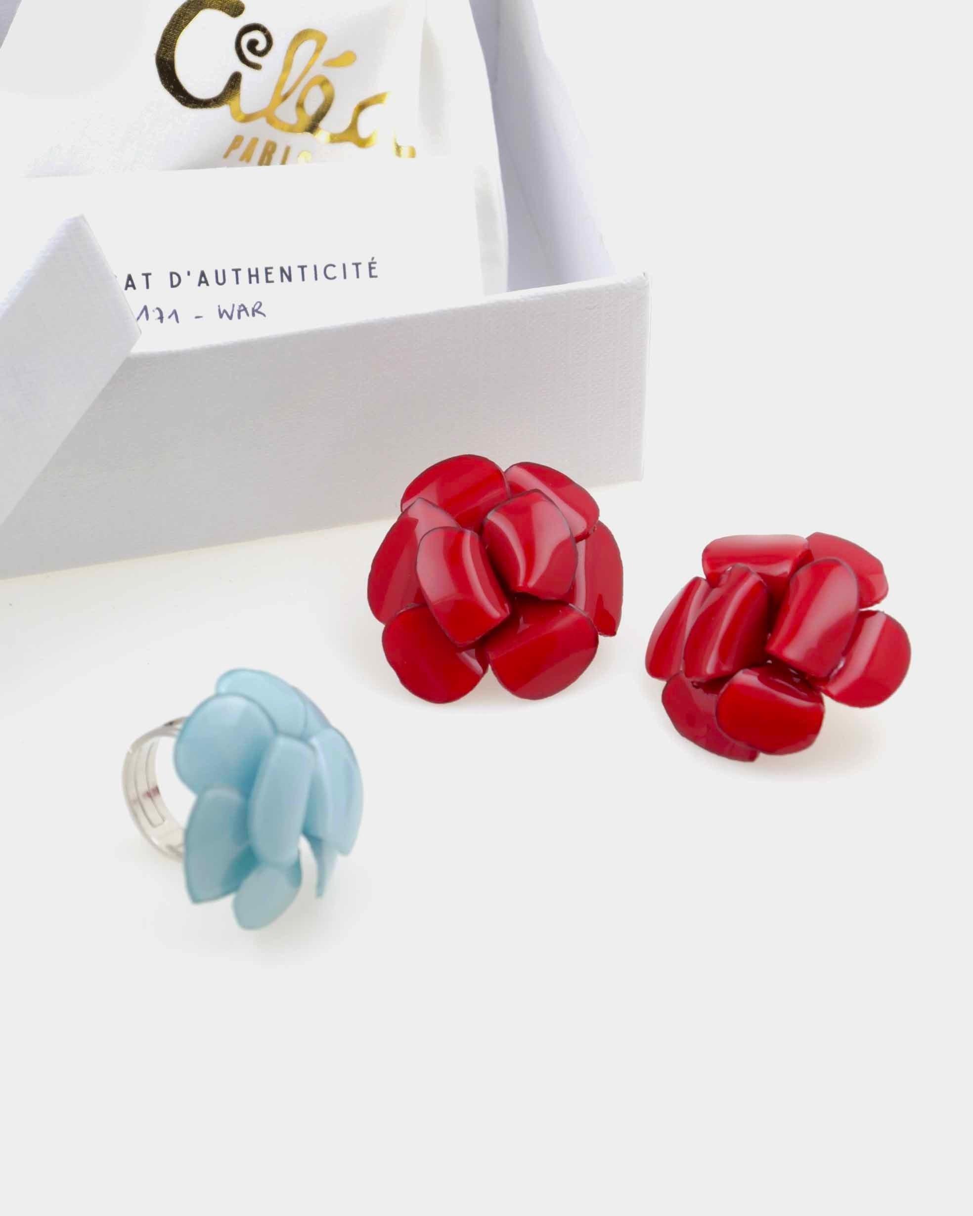 Coffret cadeau composé d'une bague bleue et de boucles d'oreilles rouges