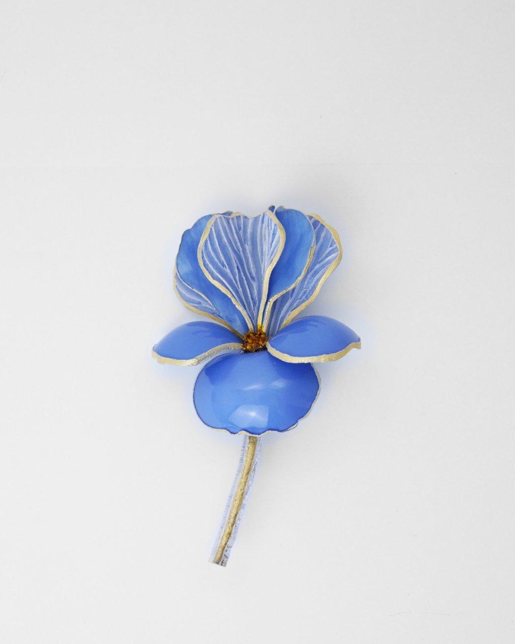 broche iris bleue avec détails dorés et brillants