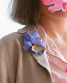 Broche yvette bleuet sur une veste all-groups