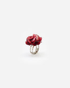 Bague rouge geranium de profil debout sur son anneau all-groups