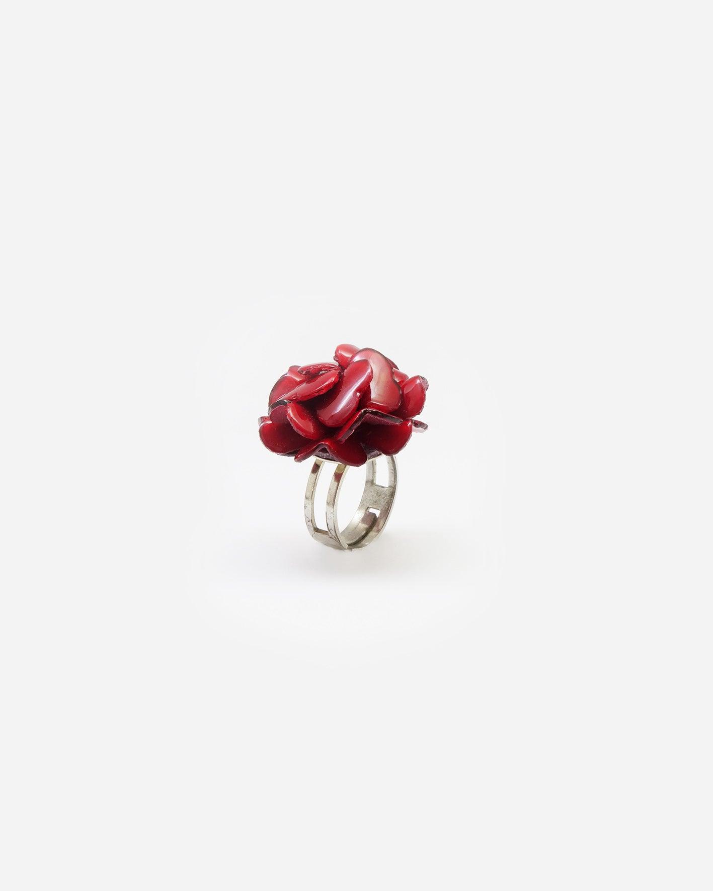 Bague rouge geranium de profil debout sur son anneau all-groups