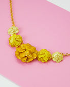 all-groups collier geranium composé de 5 fleurs jaunes