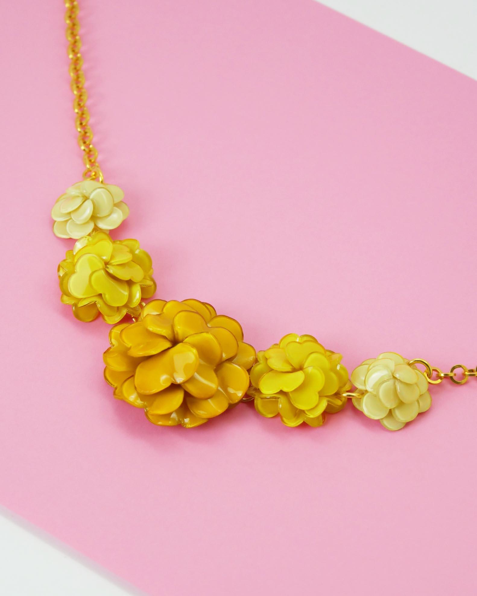 all-groups collier geranium composé de 5 fleurs jaunes