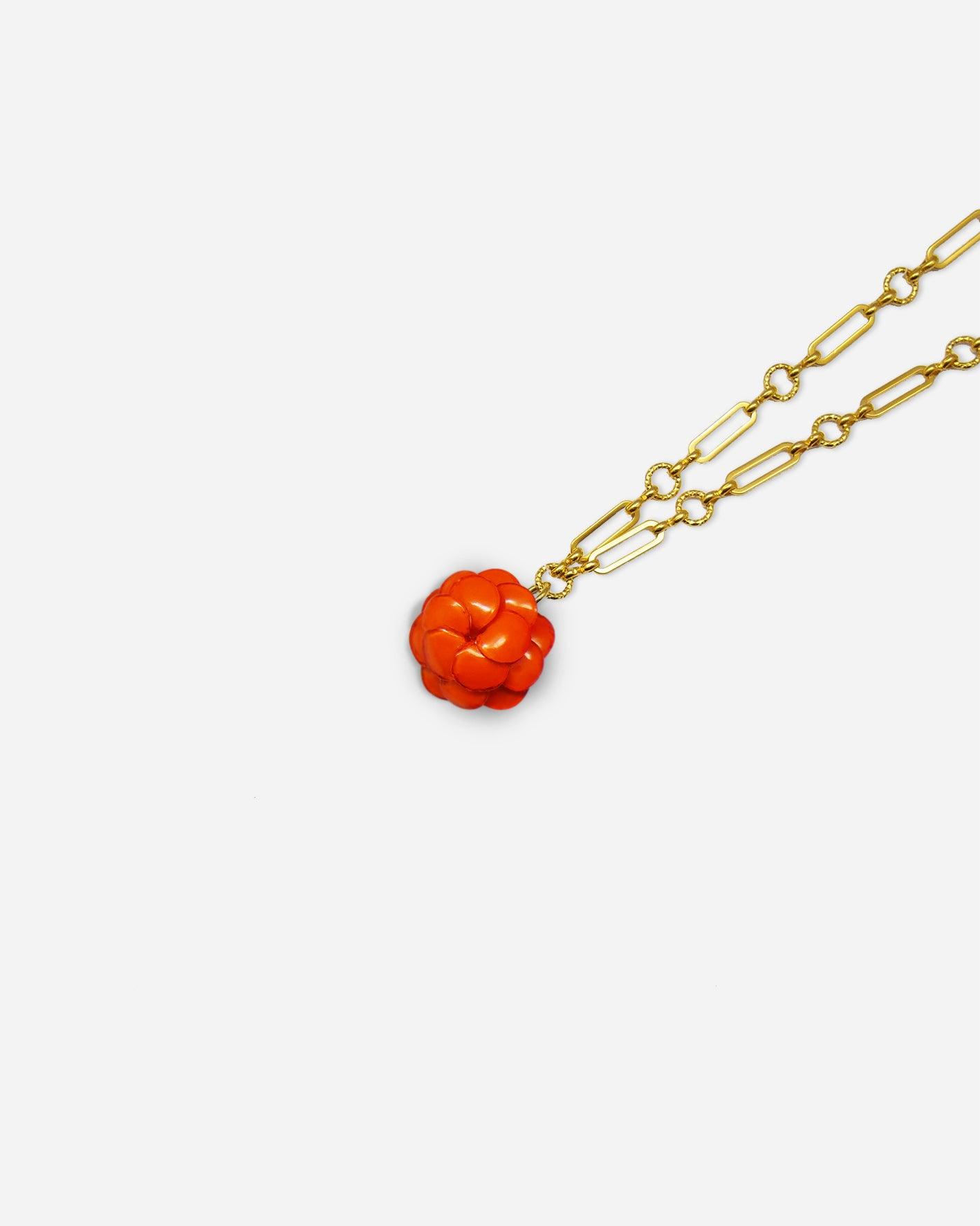 Mini pendentif orange avec chaine dorée 