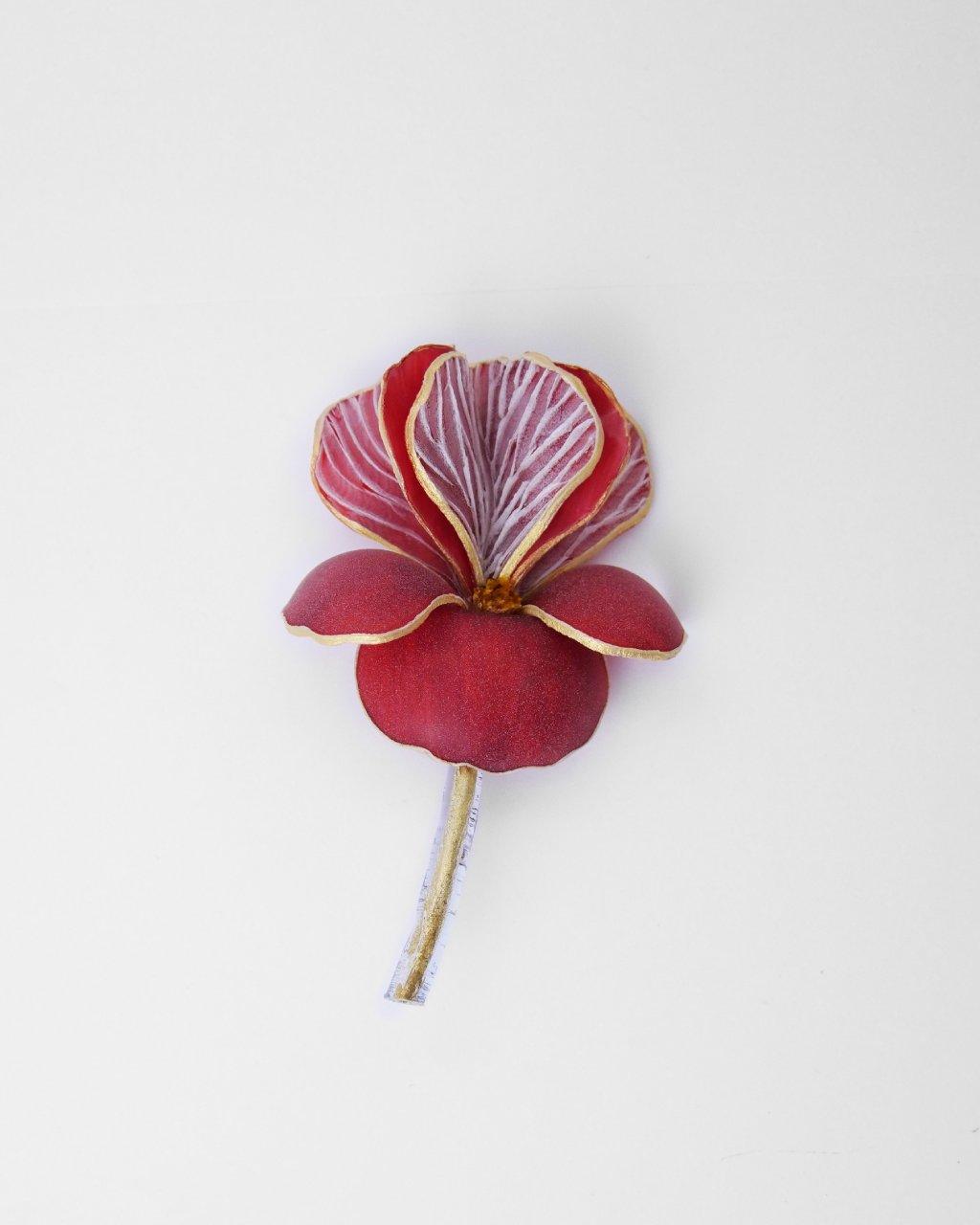 broche iris rouge effet velours tige en or 