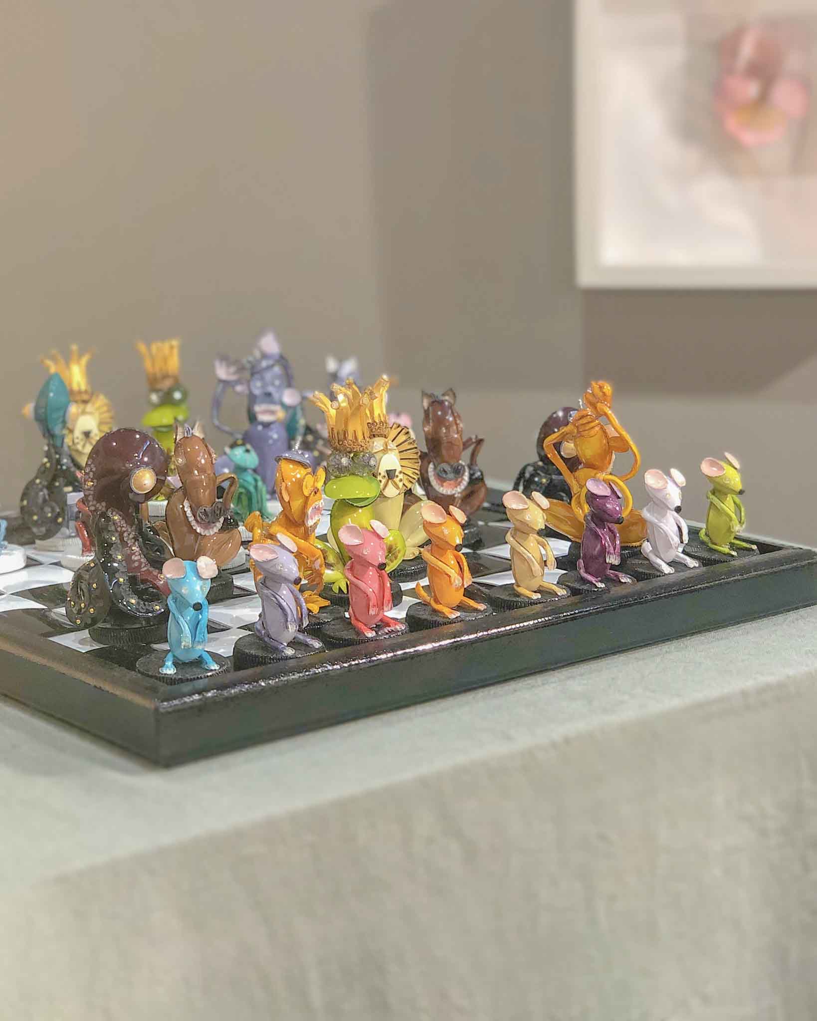 Objets d'art, jeu d'échecs avec personnages colorés 