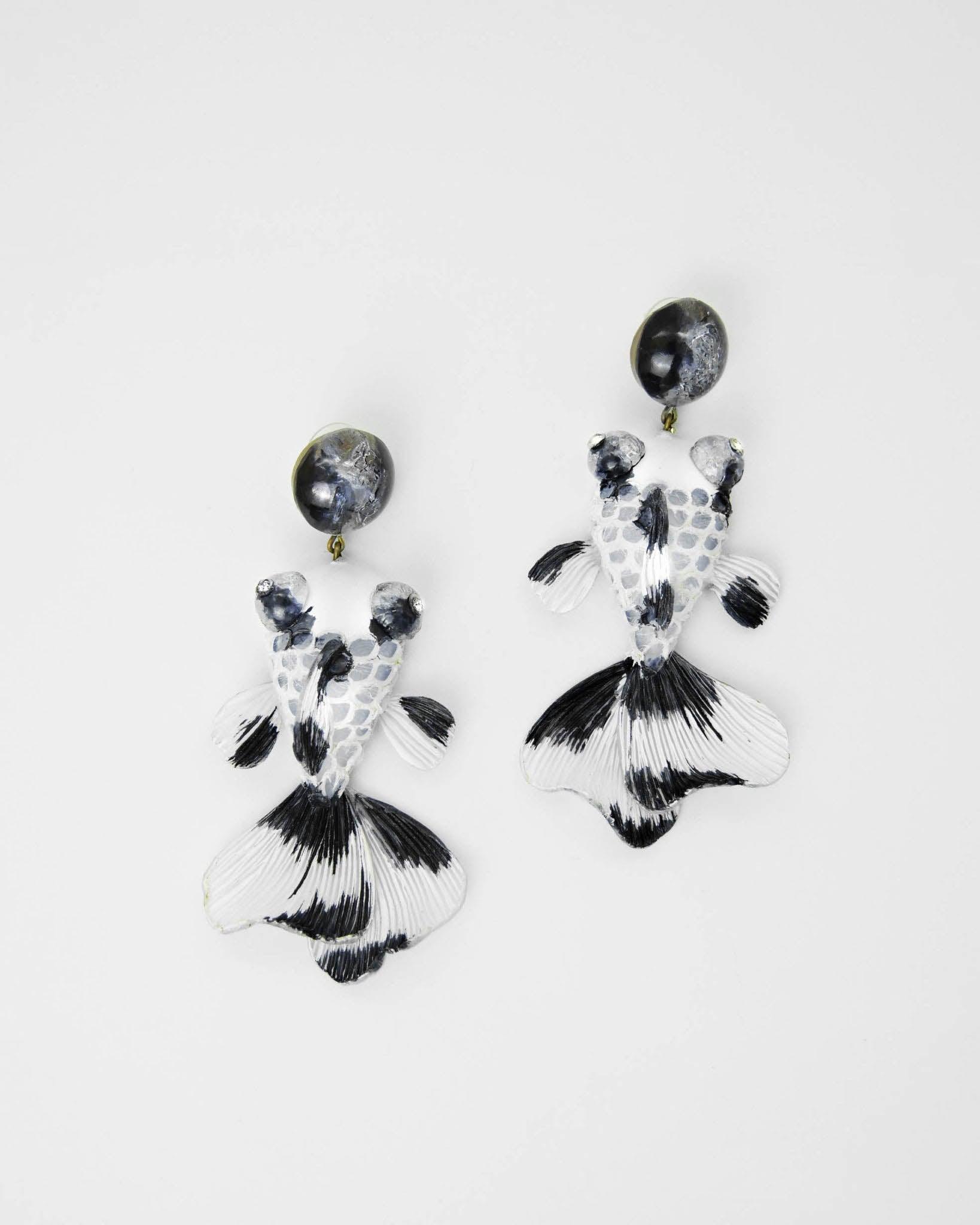 Longues boucles d'oreilles koi blanches avec taches noires 