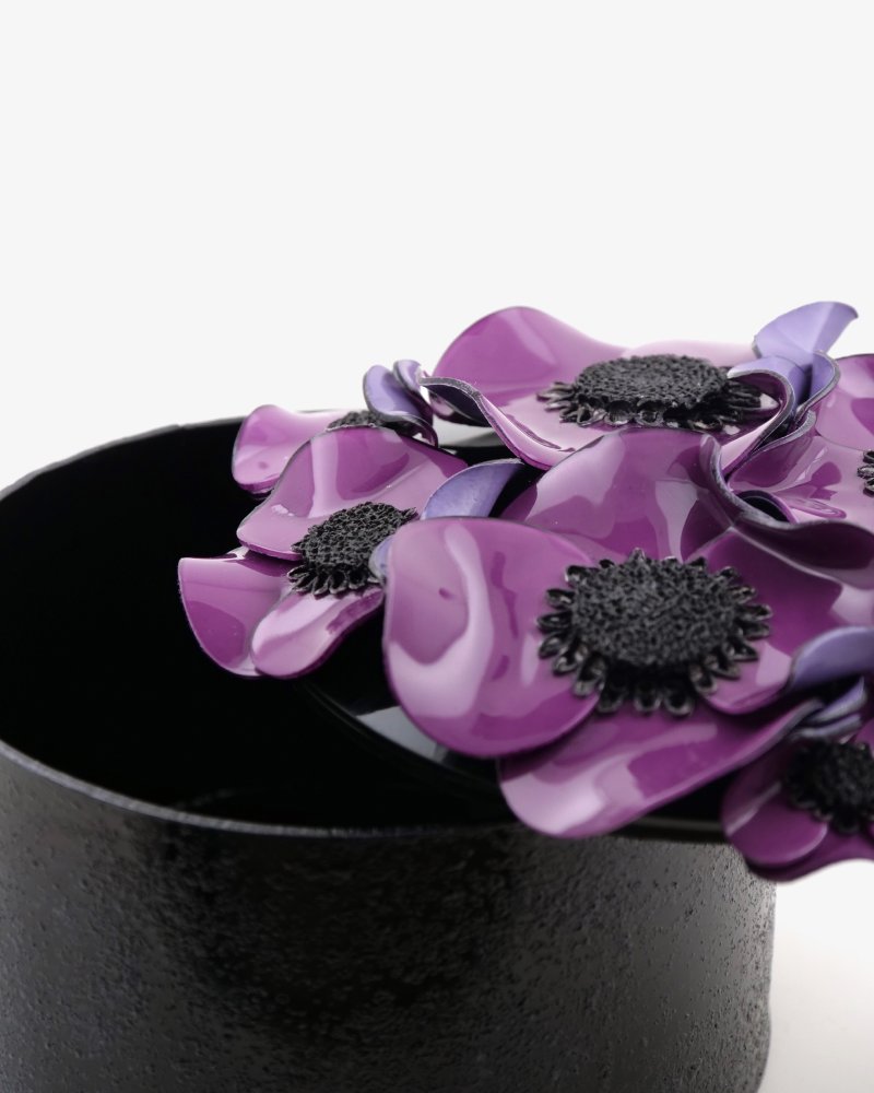 Art et décoration avec cette boite ornée de fleurs violettes au coeur noir 