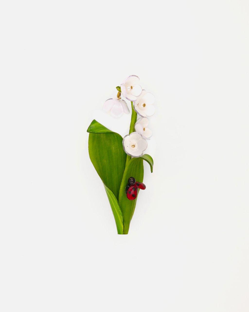 grande broche avec fleurs blanches de muguet et coccinelle