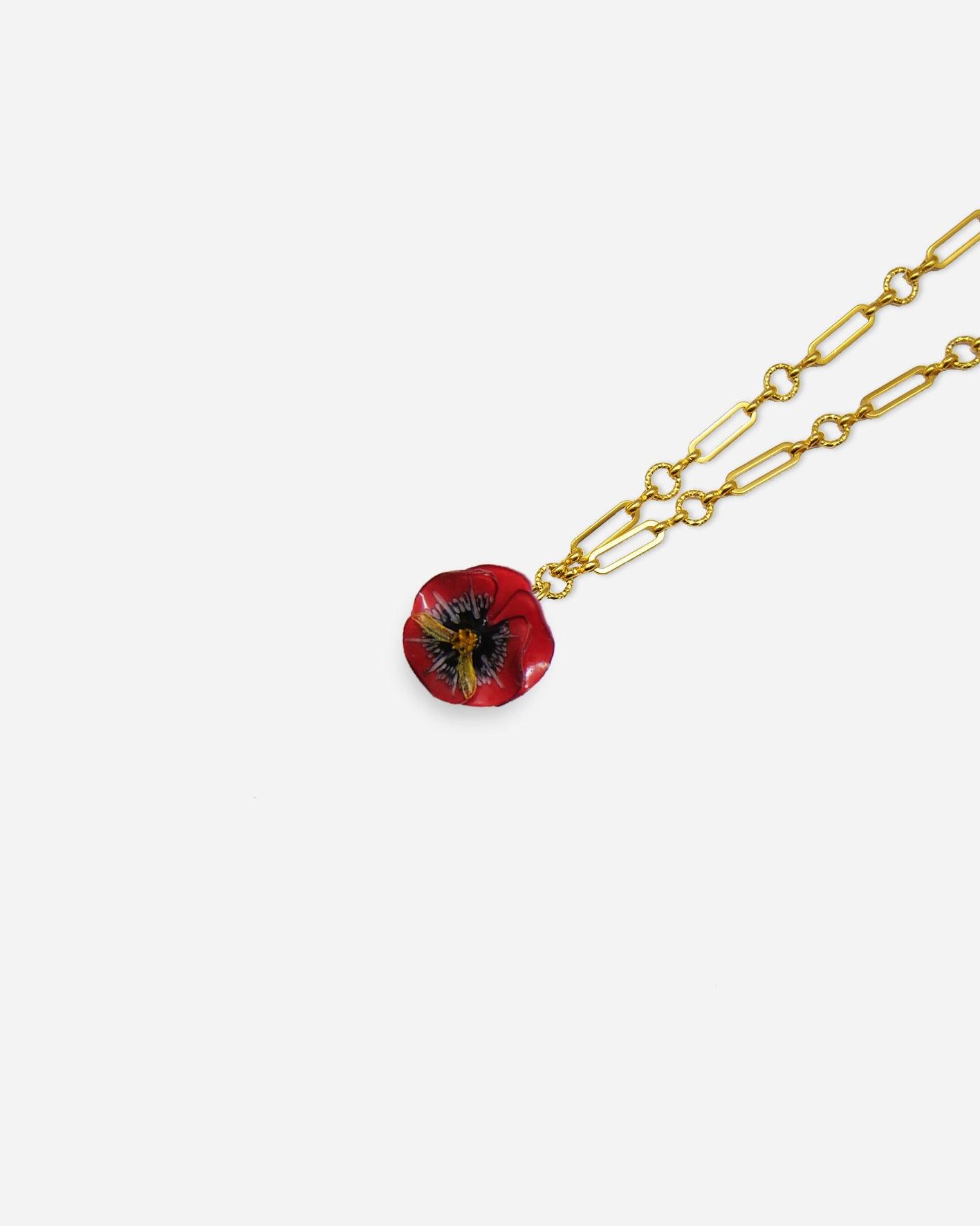 Pendentif femme rouge et noir avec chaine dorée