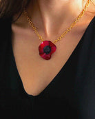 all-groups petit pendentif anémone rouge porté dans un décolleté