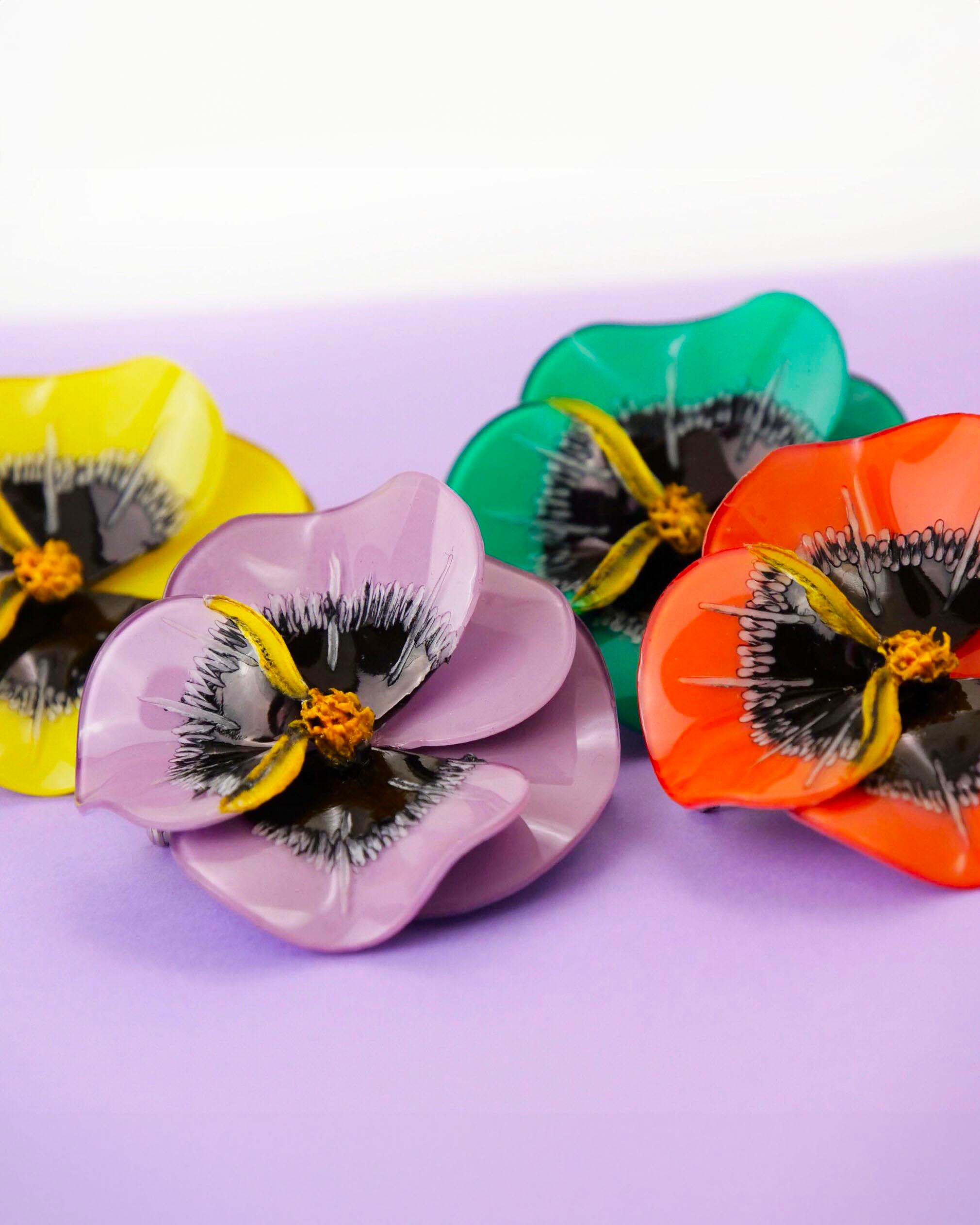 all-groups Broches en formes de fleurs Pensées colorées, ornées d'un coeur noir et jaune 